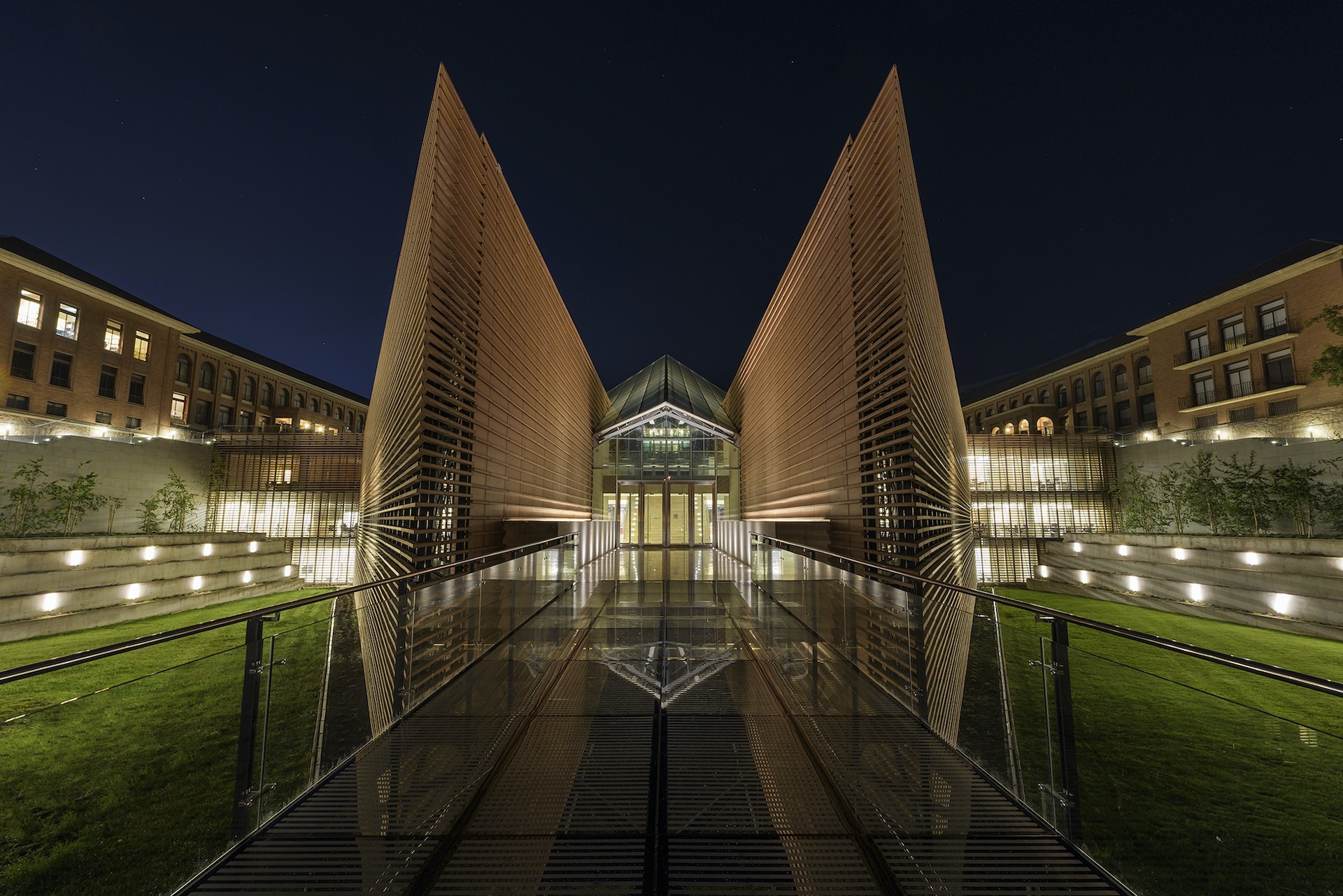 Photo of the Universidad de los Andes campus at night